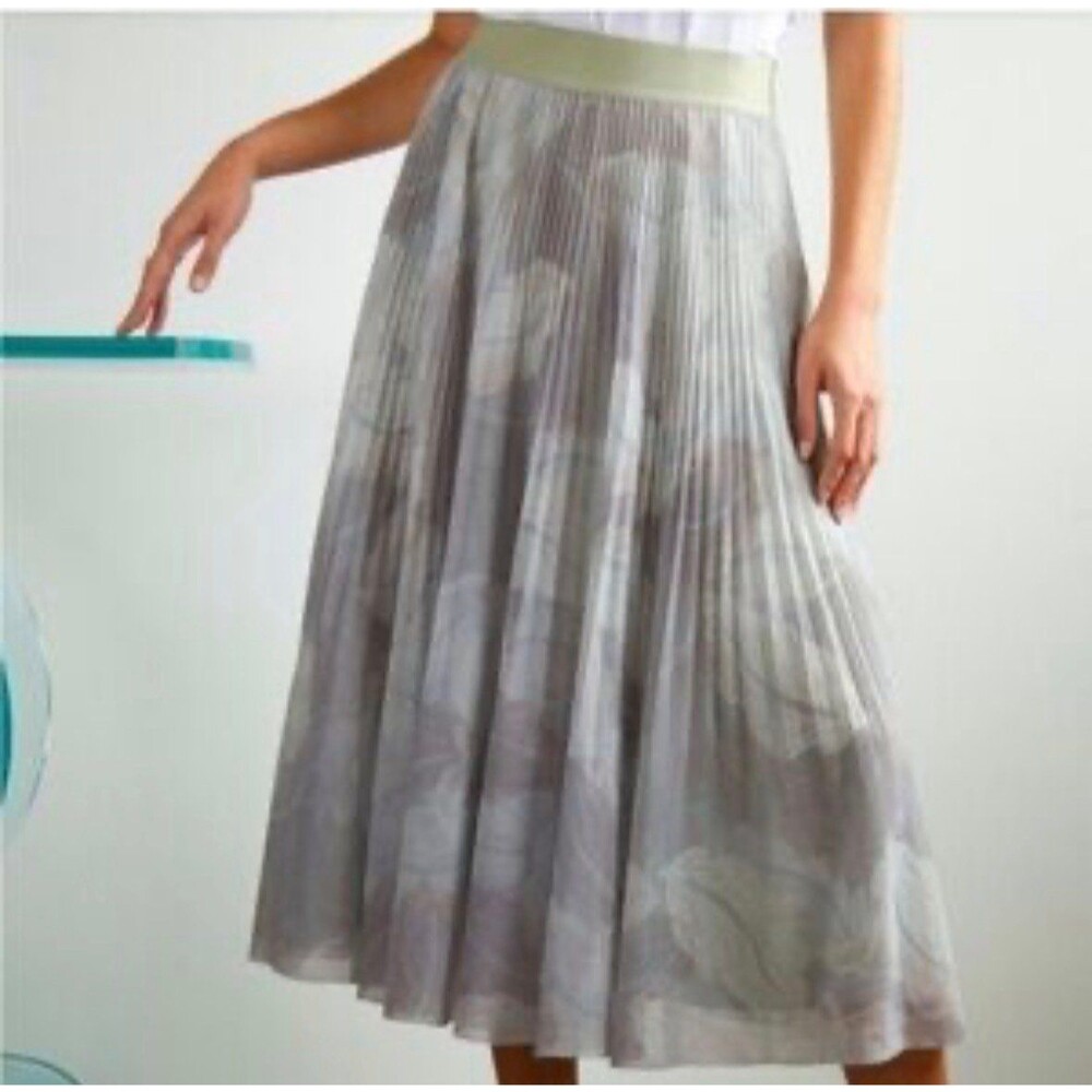NWOT Aritzia Wilfred Twirl Skirt in a sage green leaf/floral pattern Size L